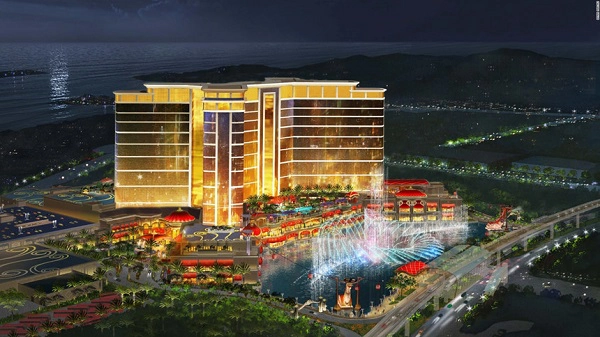 Wynn Palace: Wynn là một trong những khu tổ hợp nghỉ dưỡng kiêm sòng bài sang trọng và hấp dẫn nhất ở Macau. Nơi đây có sòng bài rộng hơn 19.000 m2 với khoảng 350 bàn chơi bạc, trong đó có 60 bàn VIP và hơn 1.000 máy đánh bạc. Bên cạnh đó, nổi bật không kém ở Wynn là không gian khách sạn lộng lẫy cùng hồ nước nhân tạo khổng lồ với chương trình nhạc nước diễn ra mỗi đêm. Ảnh: CNN.