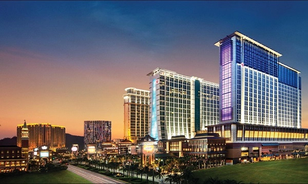 Sands Cotai Central: Sands Cotai Central có 2 sòng bạc lớn là Himalaya và Pacifica với tổng diện tích khoảng 17.000 m2, trong đó, Himalaya có khoảng 200 bàn chơi bạc cùng hơn 700 máy đánh bạc, còn Pacifica có khoảng 1.000 máy đánh bạc. Bên cạnh đó, nơi đây mang đến cho du khách không gian khách sạn sang trọng, những bữa ăn đẳng cấp cùng trải nghiệm mua sắm hấp dẫn tại hơn 100 cửa hàng với các thương hiệu đến từ khắp nơi trên thế giới. Ảnh: Sandscasino.