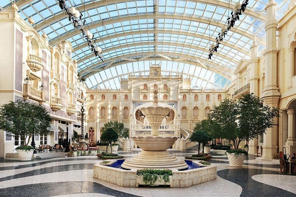 MGM Macau: Khu nghỉ mát MGM Macau là nơi có một trong những sòng bạc hàng đầu thành phố. Khu sòng bạc ở đây có diện tích khoảng 26.500 m2, với 1.271 máy đánh bạc và 427 bàn chơi bạc. Bên cạnh đó, MGM còn nổi bật vì có không gian mang tính nghệ thuật với một số tác phẩm điêu khắc của Salvador Dali ở lối vào cùng nhiều tác phẩm của các nghệ sĩ khác được đặt rải rác trong khu vực khu nghỉ mát. Ảnh: Wizardofmacau.