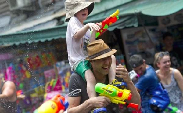 Vui chơi té nước tại lễ hội Songkran, Thái Lan