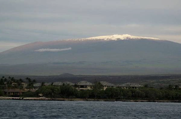 Dù đỉnh của Everest ở vị trí cao hơn so với mực nước biển, Mauna Kea, một núi lửa đã ngừng hoạt động ở Hawaii, đang giữ kỷ lục là ngọn núi cao nhất thế giới. Dù đỉnh của Everest ở vị trí cao hơn so với mực nước biển, Mauna Kea, một núi lửa đã ngừng hoạt động ở Hawaii, đang giữ kỷ lục là ngọn núi cao nhất thế giới.