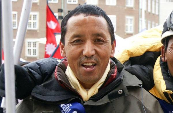 Apa Sherpa và Phurba Tashi là người giữ kỷ lục leo Everest nhiều lần nhất. Apa Sherpa và Phurba Tashi là người giữ kỷ lục leo Everest nhiều lần nhất.