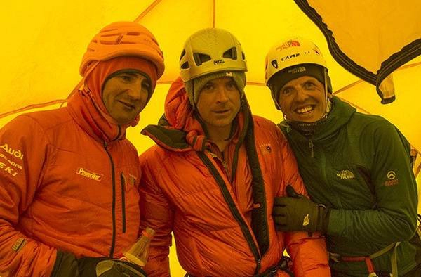 Chuyến đi lên đỉnh Everest không phải lúc nào cũng diễn ra trong hòa bình. Chuyến đi lên đỉnh Everest không phải lúc nào cũng diễn ra trong hòa bình.