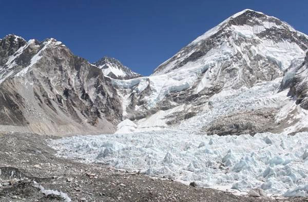 Núi Everest cao chính xác bao nhiêu? Điều đó phụ thuộc và bạn đang ở biên giới nước nào. Núi Everest cao chính xác bao nhiêu? Điều đó phụ thuộc và bạn đang ở biên giới nước nào.