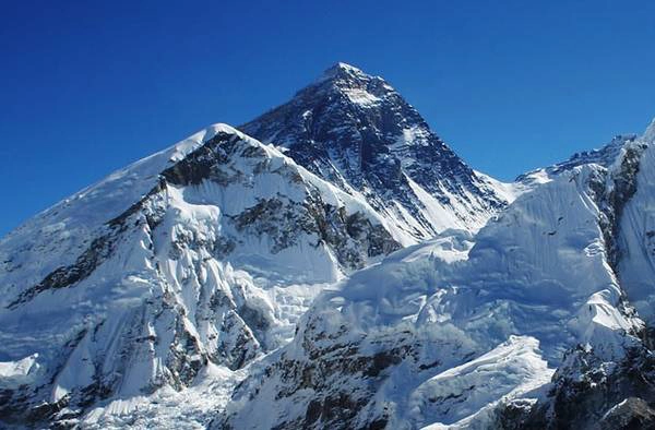 Năm 1994, một đội nghiên cứu đã khám phá ra rằng Everest cao thêm 4 mm mỗi năm. Năm 1994, một đội nghiên cứu đã khám phá ra rằng Everest cao thêm 4 mm mỗi năm.