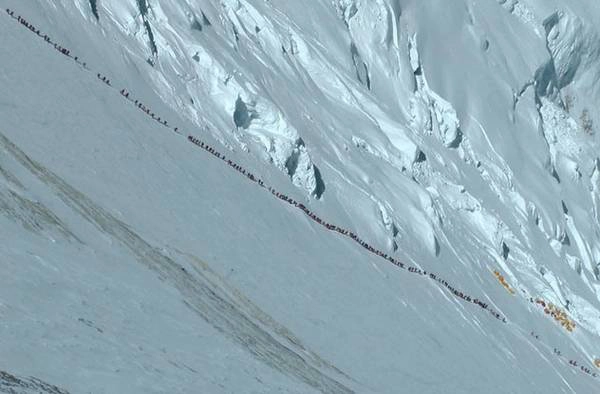 Dù phải tốn hàng ngàn đôla cho một chuyến leo Everest, rất nhiều người vẫn cố chinh phục nó. Dù phải tốn hàng ngàn đôla cho một chuyến leo Everest, rất nhiều người vẫn cố chinh phục nó.