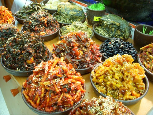 Người Hàn Quốc rất yêu thích kim chi và đây cũng là món không thể thiếu trong mọi bữa ăn của họ. Nếu bạn nghĩ mình biết các loại kim chi thì có thể phải suy nghĩ lại, bởi có tất cả 250 loại kim chi khác nhau. Trong đó phổ biến nhất là kimchi cải thảo (paechu kimchi), kimchi củ cải (kakktugi), kim chi dưa leo (oi kimchi) và kimchi nước (kimchi Moul ). Người Hàn Quốc rất yêu thích kim chi và đây cũng là món không thể thiếu trong mọi bữa ăn của họ. Nếu bạn nghĩ mình biết các loại kim chi thì có thể phải suy nghĩ lại, bởi có tất cả 250 loại kim chi khác nhau. Trong đó phổ biến nhất là kimchi cải thảo (paechu kimchi), kimchi củ cải (kakktugi), kim chi dưa leo (oi kimchi) và kimchi nước (kimchi Moul ).