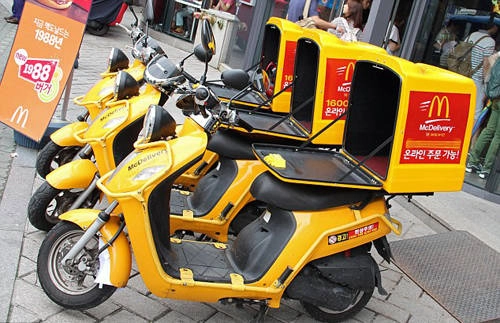 Nếu sống ở Hàn Quốc, bạn sẽ không bao giờ phải ra ngoài để đi ăn. Hầu hết cửa hàng ở đây đều có dịch vụ đưa đồ ăn đến thẳng nhà bạn thông qua hệ thống giao hàng bằng xe máy, rất tiện lợi và đúng giờ. Điều thú vị là sau khi ăn xong, bạn chỉ cần đặt bát đĩa bẩn ngoài cửa và nhân viên cửa hàng sẽ đến tận nơi để thu gom lại. Nếu sống ở Hàn Quốc, bạn sẽ không bao giờ phải ra ngoài để đi ăn. Hầu hết cửa hàng ở đây đều có dịch vụ đưa đồ ăn đến thẳng nhà bạn thông qua hệ thống giao hàng bằng xe máy, rất tiện lợi và đúng giờ. Điều thú vị là sau khi ăn xong, bạn chỉ cần đặt bát đĩa bẩn ngoài cửa và nhân viên cửa hàng sẽ đến tận nơi để thu gom lại.