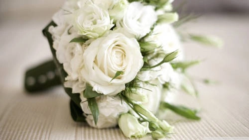 Ở Hàn Quốc, các ngày 14 hàng tháng đều là ngày lễ tình yêu. Trong đó, Kiss Day (tháng 6) và Hug Day (tháng 12) là ngày các đôi cùng trao cho nhau những nụ hôn và cái ôm ngọt ngào. 14/1 là ngày nhật ký, khi mọi người chia sẻ với nhau những dòng nhật ký thú vị. Ngoài ra, vào ngày hoa hồng (tháng 5), những người yêu nhau sẽ cùng mặc đồ màu vàng và tặng nhau hoa hồng lãng mạn. Ngày duy nhất dành cho dân người "cô đơn" là 14/4. Vào ngày này, họ ăn mì jajyangmyeon, với hy vọng sẽ gặp được một nửa hoàn hảo của mình vào ngày lễ lãng mạn tiếp theo. Ở Hàn Quốc, các ngày 14 hàng tháng đều là ngày lễ tình yêu. Trong đó, Kiss Day (tháng 6) và Hug Day (tháng 12) là ngày các đôi cùng trao cho nhau những nụ hôn và cái ôm ngọt ngào. 14/1 là ngày nhật ký, khi mọi người chia sẻ với nhau những dòng nhật ký thú vị. Ngoài ra, vào ngày hoa hồng (tháng 5), những người yêu nhau sẽ cùng mặc đồ màu vàng và tặng nhau hoa hồng lãng mạn. Ngày duy nhất dành cho dân người "cô đơn" là 14/4. Vào ngày này, họ ăn mì jajyangmyeon, với hy vọng sẽ gặp được một nửa hoàn hảo của mình vào ngày lễ lãng mạn tiếp theo.