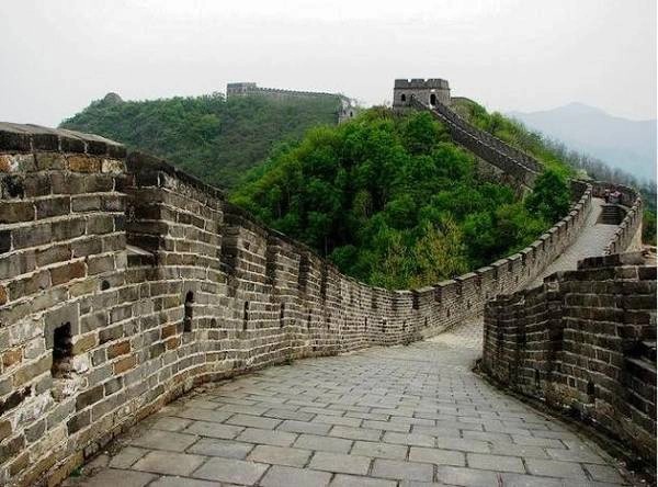 Tổng chiều dài của Vạn Lý Trường Thành lên tới 8.851 km. Tổng chiều dài của Vạn Lý Trường Thành lên tới 8.851 km.