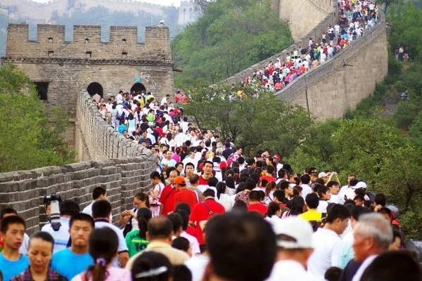 Du khách thăm quan Vạn Lý Trường Thành. Du khách thăm quan Vạn Lý Trường Thành.