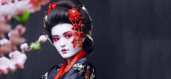 Vào thời hoàng kim của mình, các geisha là người tạo nên xu hướng thời trang và phụ nữ Nhật thường lấy họ làm chuẩn mực về cái đẹp. Họ là nguồn cảm hứng của tranh khắc gỗ, các vở kịch kabuki và trở thành hình mẫu của phụ nữ Nhật. Nhiều người thậm chí còn sưu tầm thẻ ảnh geisha. Ảnh: Stylecraze.