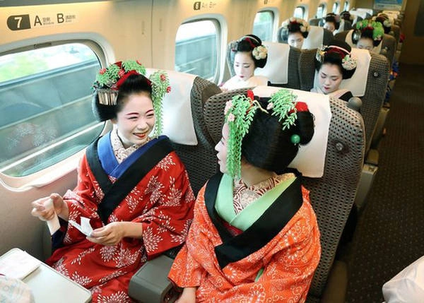 Nhiều người nghĩ rằng geisha chỉ xuất hiện tại những căn phòng khép kín và chỉ ở Nhật Bản. Nhưng sự thật, họ là những người có tài năng và sự nổi tiếng của từ "geisha" đã giúp họ được mời đi lưu diễn ở nhiều nơi trên thế giới. Ảnh: Mirror.