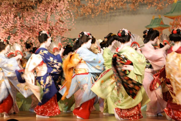 Các geisha cũng phục vụ và giải trí cho cả nữ giới, chứ không khép kín trong các khách là đàn ông hay các chính trị gia, doanh nhân. Ảnh: Rocketnews24.