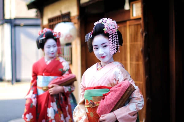 Các cô gái muốn trở thành geisha đều phải nghỉ học, và đến học ở nơi đào tạo geisha chuyên nghiệp. Như thế đồng nghĩa với việc họ sẽ không có một tuổi thơ hồn nhiên, ngày ngày cắp sách đến trường vui vẻ như các bạn đồng trang lứa. Ảnh: Doyouknowjapan.