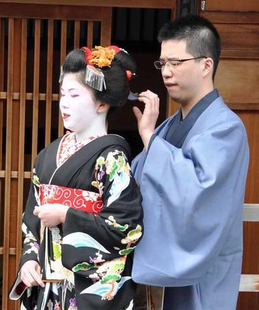 Nhiều du khách cho biết họ khá bất ngờ khi người giúp đỡ các geisha mặc kimono (thường gọi là otokoshi) là đàn ông. Ảnh: Juliepodstolski.