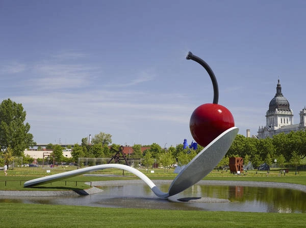 Tác phẩm Chiếc thìa và quả Cherry ở New England. Ảnh: Badbearmedia Chiếc thìa và quả Cherry là tác phẩm của vợ chồng nhà điêu khắc Claes Oldenburg và Coosje van Bruggen. Tác phẩm được đặt trong một sân xưởng đóng tàu ở New England, với chiếc thìa nặng 2.630 kg, quả cherry nặng 544kg. Đây là một trong những tác phẩm điêu khắc mang tính biểu tượng nhất của Minnesota.