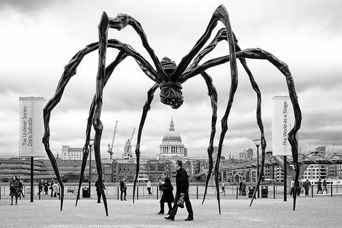 Tác phẩm bức tượng con nhện ở Tate Modern, London, Anh. Ảnh: Louise Bourgeois  Hình ảnh giống như trong phim kinh dị này là của bức tượng con nhện cao 9m, được nghệ sĩ 95 tuổi, Louise Bourgeois tạo tác. Con nhện được làm bằng đồng, thép không gỉ và đá cẩm thạch, đặt bên ngoài Tate Modern, London, Anh.