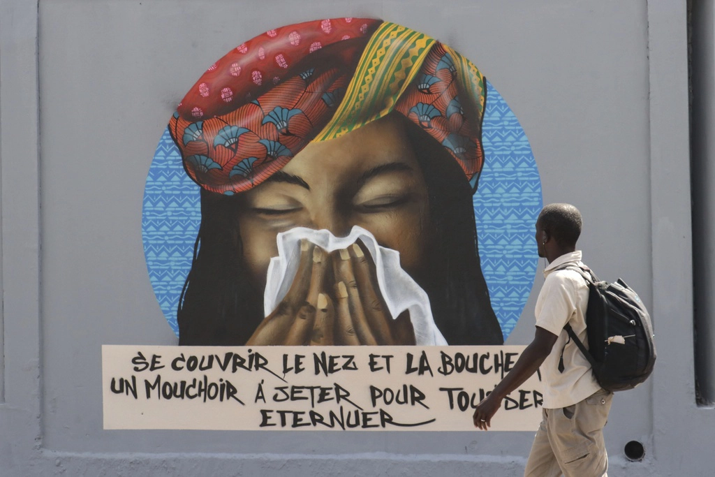 Bức tranh đường phố ở Dakar, Sénégala (Tây Phi), mô tả biện pháp phòng tránh dịch Covid-19 với thông điệp "Hãy che miệng khi hắt hơi để bảo vệ chính bản thân và những người xung quanh".