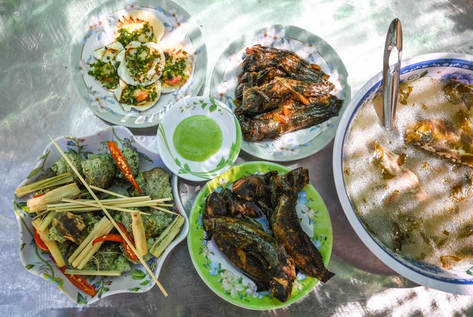 Một bữa trưa dành cho khách du lịch thường có các món như ốc mặt trăng hấp, sò nướng, cá thòi lòi biển… do người dân đánh bắt trực tiếp quanh đảo. Một bữa trưa dành cho khách du lịch thường có các món như ốc mặt trăng hấp, sò nướng, cá thòi lòi biển… do người dân đánh bắt trực tiếp quanh đảo.