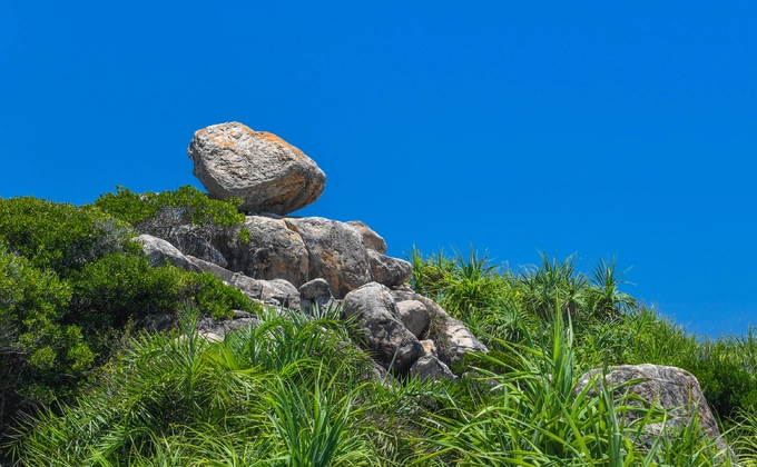 Khối đá cao hơn một mét, cạnh con đường bê tông dẫn lên mũi phía bắc đảo. Theo anh Lê Văn Luận, người dân sống trên đảo, mọi người thấy những tảng đá ở vị trí này từ hồi mới sinh ra và coi đây là điểm đặc biệt của Cù Lao Xanh. Khối đá cao hơn một mét, cạnh con đường bê tông dẫn lên mũi phía bắc đảo. Theo anh Lê Văn Luận, người dân sống trên đảo, mọi người thấy những tảng đá ở vị trí này từ hồi mới sinh ra và coi đây là điểm đặc biệt của Cù Lao Xanh.