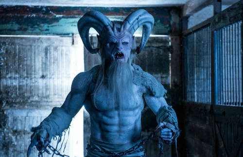 Krampus (Áo) – hiện thân của ông già Noel phiên bản rùng rợn. Trái ngược với ông già Noel hiền lành tốt bụng phát quà cho các trẻ ngoan, Krampus xuất hiện để trừng phạt những đứa trẻ hư và ăn thịt chúng. Hình dáng ban đầu của Krampus là một con quỷ lông lá, khát máu, có sừng và đầy móng vuốt. Qua thời gian, nhân vật này được thêu dệt nên với nhiều tình tiết khác nhau. Nguồn gốc của Krampus cho tới nay vẫn chưa thực sự rõ ràng nhưng nhiều ý kiến cho rằng nó bắt nguồn từ truyện cổ vùng Austro – Bavarian, khu vực của những người nói tiếng Đức. Ảnh: Universal. Krampus (Áo) – hiện thân của ông già Noel phiên bản rùng rợn. Trái ngược với ông già Noel hiền lành tốt bụng phát quà cho các trẻ ngoan, Krampus xuất hiện để trừng phạt những đứa trẻ hư và ăn thịt chúng. Hình dáng ban đầu của Krampus là một con quỷ lông lá, khát máu, có sừng và đầy móng vuốt. Qua thời gian, nhân vật này được thêu dệt nên với nhiều tình tiết khác nhau. Nguồn gốc của Krampus cho tới nay vẫn chưa thực sự rõ ràng nhưng nhiều ý kiến cho rằng nó bắt nguồn từ truyện cổ vùng Austro – Bavarian, khu vực của những người nói tiếng Đức. Ảnh: Universal.