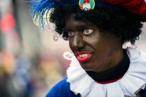 Zwarte Piet là phụ tá của Sinterklaas - Thánh Nicholas theo văn hóa Hà Lan. Vào mỗi dịp trước Giáng sinh, Piet sẽ trèo qua ống khói để vào nhà phát quà cho trẻ em ngoan, đồng thời dùng một cây chổi tết từ cành liễu để đánh đòn những đứa trẻ nghịch ngợm. Dù nhân vật này khá vui nhộn nhưng vẫn gây ra nỗi sợ cho trẻ em bởi bộ mặt đen xì và đôi mắt hóa trang mở to hết cỡ. Ảnh: Giomaletismo. Zwarte Piet là phụ tá của Sinterklaas - Thánh Nicholas theo văn hóa Hà Lan. Vào mỗi dịp trước Giáng sinh, Piet sẽ trèo qua ống khói để vào nhà phát quà cho trẻ em ngoan, đồng thời dùng một cây chổi tết từ cành liễu để đánh đòn những đứa trẻ nghịch ngợm. Dù nhân vật này khá vui nhộn nhưng vẫn gây ra nỗi sợ cho trẻ em bởi bộ mặt đen xì và đôi mắt hóa trang mở to hết cỡ. Ảnh: Giomaletismo.