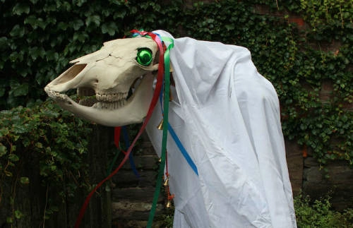 Mari Lwyd là nhân vật thường xuất hiện trên đường phố xứ Wales mỗi dịp Giáng sinh về. Một người dân sẽ được chọn để hóa trang thành nhân vật, cầm theo cây gậy có gắn hộp sọ ngựa cái và đi diễu hành khắp phố. Ảnh: Wikimedia Commons. Mari Lwyd là nhân vật thường xuất hiện trên đường phố xứ Wales mỗi dịp Giáng sinh về. Một người dân sẽ được chọn để hóa trang thành nhân vật, cầm theo cây gậy có gắn hộp sọ ngựa cái và đi diễu hành khắp phố. Ảnh: Wikimedia Commons.
