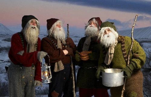 Nếu Yule là biểu tượng cho nỗi sợ hãi thì Yule Lads (Iceland) lại là hiện thân của những ông già tinh nghịch. Sẽ có 13 người thay phiên nhau xuống núi tặng quà cho trẻ ngoan và một củ khoai tây thối cho những đứa trẻ không nghe lời vào 13 ngày trước Giáng sinh. Tuy nhiên ở một số vùng, họ miêu tả Yule Lads như những kẻ khát máu và thích ăn thịt trẻ con giống như mẹ của họ - Gryla – con quái vật kinh khủng nhất mọi thời đại. Ảnh: NorthIceland. Nếu Yule là biểu tượng cho nỗi sợ hãi thì Yule Lads (Iceland) lại là hiện thân của những ông già tinh nghịch. Sẽ có 13 người thay phiên nhau xuống núi tặng quà cho trẻ ngoan và một củ khoai tây thối cho những đứa trẻ không nghe lời vào 13 ngày trước Giáng sinh. Tuy nhiên ở một số vùng, họ miêu tả Yule Lads như những kẻ khát máu và thích ăn thịt trẻ con giống như mẹ của họ - Gryla – con quái vật kinh khủng nhất mọi thời đại. Ảnh: NorthIceland.
