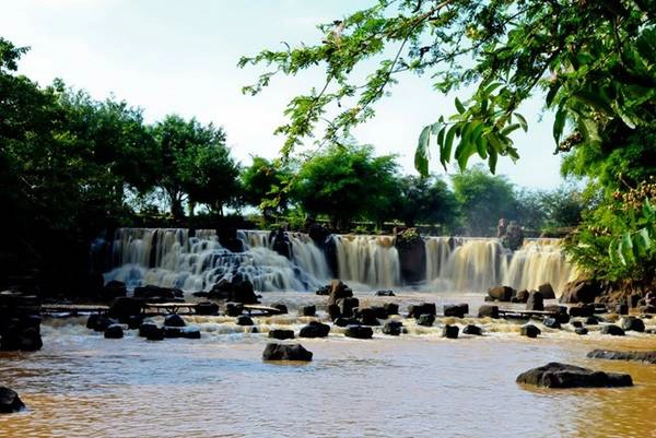 <strong>13. Thác Giang Điền (Đồng Nai) </strong>là một trong những thác nước đẹp của miền Đông Nam Bộ. Không sở hữu chiều cao hùng vĩ, Giang Điền chiều lòng người với màu xanh của cỏ, nước, bầu trời; nét hiền hòa của những dòng suối uốn lượn và niềm vui của việc ngập lặn trong dòng nước. Ảnh: Panoramio.