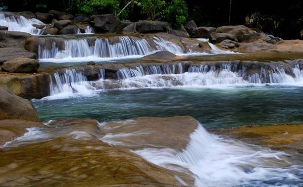 <strong>3. Thác Yang Bay </strong>cách TP. Nha Trang khoảng 45 km. Thác tọa lạc giữa một thung lũng và có độ cao 100 m so với mực nước biển. Đây là điểm du lịch dã ngoại hấp dẫn học sinh, sinh viên địa phương cũng là điểm tham quan không thể bỏ qua của du khách khi đến thành phố này. Ảnh: Vietnamcheapgrouptour.