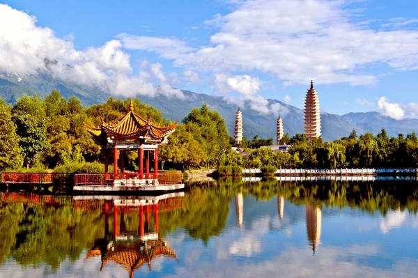 Đại Lý: Đại Lý là quê hương của chàng công tử si tình Đoàn Dự - một quốc gia theo Phật giáo Mật Tông, từ vua tới dân đều sùng đạo. Trên thực tế, thành cổ Đại Lý nằm ở Vân Nam, Trung Quốc. Nơi đây có các di tích lịch sử, nhiều tòa nhà, đền miếu cổ. Trước đây, Đại Lý là một vương quốc của người Bạch, tồn tại từ năm 937 cho đến năm 1253, khi quốc gia này bị đế quốc Mông Cổ xâm chiếm. Ảnh: Flickr.