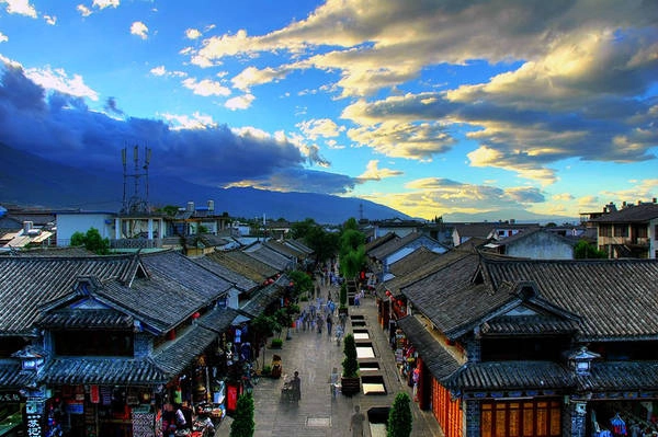 Thành cổ Đại Lý khá bình yên, nhỏ nhắn, không có xe cộ nên du khách có thể thoải mái dạo bộ tham quan. Chính phủ không cho xây dựng các công trình hiện đại trong khu thành cổ, do đó kiến trúc nơi đây vẫn mang đậm nét truyền thống. Các điểm tham quan chính là cổng thành phía nam và phía bắc, Sùng Thánh Tự, phố Tây và nhà truyền thống của người Bạch. Ảnh: HKU.