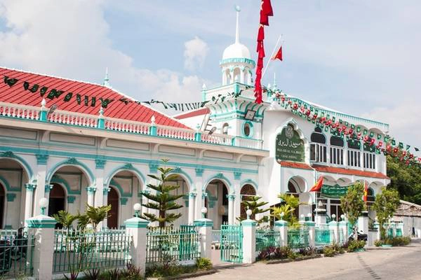   Phần lớn nhà thờ Hồi giáo được sơn màu xanh và trắng. Huyện An Phú và Châu Giang còn là nơi tập trung của nhiều cơ quan, trung tâm giáo hội, trường học của người theo đạo Hồi.