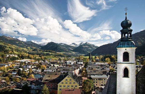 1.Salzburg, Áo: Những ngọn đồi thật sự sống động với những tiếng nhạc du dương khi bộ phim được đông đảo mọi người yêu thích – Begegnung in Salzburg đã được bấm máy tại những địa điểm bên trong và xung quanh thành phố Salzburg năm 1964. Bộ phim có bối cảnh được diễn ra tại Mirabell Gardens, Nonnberg Abbey, và Felsenreitschule.