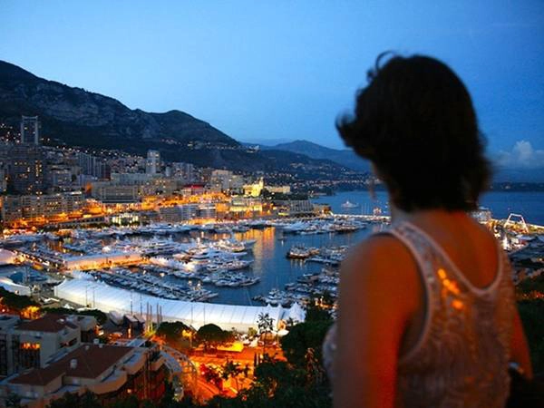 2. Monte Carlo, Monaco: Nơi đây được nhiều bộ phim nổi tiếng chọn làm bối cảnh, từ những phim cổ điển như To Catch a Thief (1955) của Alfred Hitchcock đến vài phần của điệp viên Jame Bond của loạt phim 007. Monaco còn có mối liên hệ đặc biệt với Hollywood kể từ khi diễn viên Grace Kelly kết hôn với ông hoàng Monaco năm 1956 và trở thành công nương Grace. Ảnh: Yadid Levy.