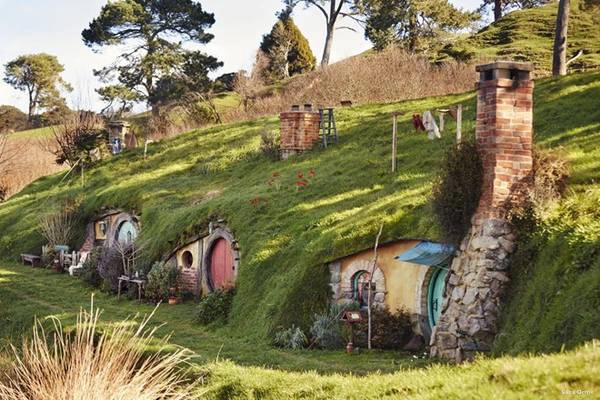4. Wellington, New Zealand: Bờ biển của New Zealand vốn đã trở thành bối cảnh của nhiều bộ phim cũng như những chương trình truyền hình. Nhưng đến khi đạo diễn Peter Jackson – một người con sinh ra trên mảnh đất này, đã quay cả 3 phần của loạt phim Lord of the Rings tại đây, thì nơi đây mới thực sự trở thành điểm sáng trên bản đồ điện ảnh thế giới. Ngoài ra còn có The Hobbit (2012), King Kong (2005), Avatar (2009) …