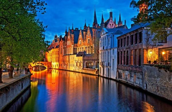 Bruges, Bỉ: Thành phố được mệnh danh là "Venice của phương Bắc" với những con kênh chạy dọc theo những ngôi nhà cổ kính, những cây cầu cong cong vắt qua sông... Nhiều người coi Bruges là một trong những thành phố đẹp nhất châu Âu. Bruges, Bỉ: Thành phố được mệnh danh là "Venice của phương Bắc" với những con kênh chạy dọc theo những ngôi nhà cổ kính, những cây cầu cong cong vắt qua sông... Nhiều người coi Bruges là một trong những thành phố đẹp nhất châu Âu.