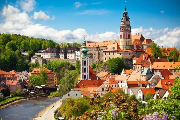 Český Krumlov, Cộng hòa Séc: Với bầu không khí tuyệt vời, những con đường lát đá và những cây cầu, những ngôi nhà đáng yêu, cùng với người dân hiếu khách, thành phố nhỏ này sẽ làm say đắm trái tim của hầu hết du khách.