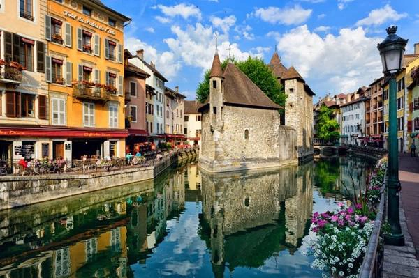Annecy, Pháp: Thời gian dường như ngừng trôi trong thị trấn ven hồ này. Bạn đừng bỏ lỡ một tour đi bộ xung quanh thị trấn, và đừng quên ghé thăm các lâu đài cổ. Annecy, Pháp: Thời gian dường như ngừng trôi trong thị trấn ven hồ này. Bạn đừng bỏ lỡ một tour đi bộ xung quanh thị trấn, và đừng quên ghé thăm các lâu đài cổ.