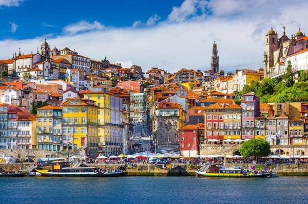 Porto, Bồ Đào Nha: Không khí sôi động và vui vẻ của thủ đô cũ của Bồ Đào Nha sẽ giúp bạn tiêu tốn khá nhiều năng lượng. Nếu bạn thích sự hối hả và nhộn nhịp của thành phố lớn, nơi này thực sự dành cho bạn.