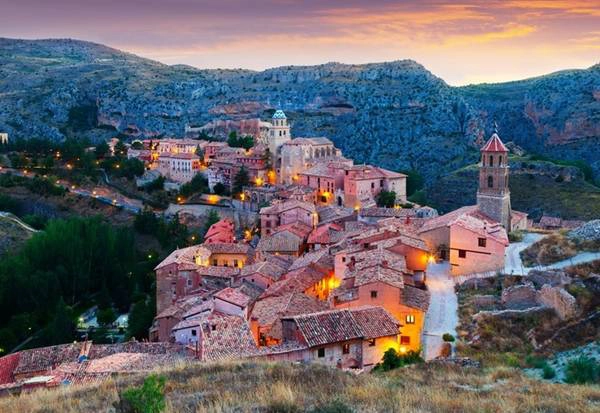Albarracin, Tây Ban Nha: Đứng trên những gờ đá, thành phố màu hồng này trông giống như một vương quốc bước ra từ câu chuyện cổ tích. Thăm Albarracin và bị lạc trong những đường phố chật hẹp, bạn sẽ cảm thấy đây là nơi thời gian dường như đứng yên. Đó là một trải nghiệm tuyệt vời.