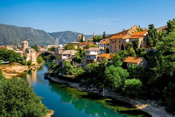 Mostar, Bosnia và Herzegovina: Các cây cầu cũ vắt qua sông chia thành phố thành hai phần - Bosnia và Croatia. Hiện tại, Mostar là nơi duy nhất có sự giao thoa giữa 2 nền văn minh và văn hóa Đông - Tây. Điều này được cảm nhận không chỉ trong kiến trúc mà còn trong các món ăn truyền thống địa phương.