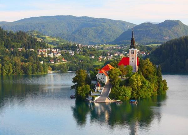 Bled, Slovenia: nằm dưới chân của dãy núi Alps Julian, trên bờ của hồ Bled - một trong những hồ đẹp nhất trên thế giới. Nơi đây khiến tâm hồn tĩnh lặng khi mỗi buổi sáng sớm mặt hồ phẳng lặng như gương phản chiếu khung cảnh xung quanh.