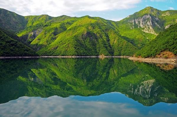 Koman, Albania: Bạn sẽ ngỡ ngàng trước vẻ đẹp tự nhiên của hồ Komani và bạn sẽ cảm thấy không thể có một nơi nào đẹp hơn thế này nữa.