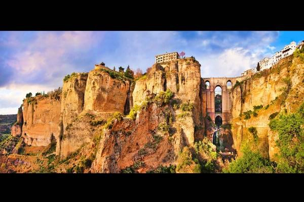 Ronda, Tây Ban Nha: thành phố có tuổi hàng thế kỷ này nằm cheo leo trên vách đá sẽ là điểm đến tuyệt vời cho kỳ nghỉ của bạn.