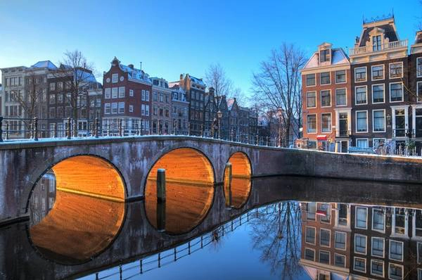Amsterdam, Hà Lan Đến đây du khách sẽ được thưởng thức món bánh hạnh nhân hảo hạng, ngắm nhìn đồ thủ công và âm nhạc tại chợ Giáng sinh. Bạn cũng nên dành một chút thời gian dạo quanh thành phố để ngắm nhìn những dải đèn lấp lánh và các ngôi nhà cổ kính được xây dựng từ thế kỷ 16, 17. Amsterdam, Hà Lan Đến đây du khách sẽ được thưởng thức món bánh hạnh nhân hảo hạng, ngắm nhìn đồ thủ công và âm nhạc tại chợ Giáng sinh. Bạn cũng nên dành một chút thời gian dạo quanh thành phố để ngắm nhìn những dải đèn lấp lánh và các ngôi nhà cổ kính được xây dựng từ thế kỷ 16, 17.