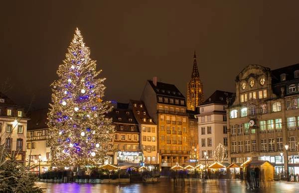 Alsace, Pháp: Vào Giáng sinh, vùng Alsace thu hút du khách với những ngôi nhà gỗ, hội chợ, bánh quy và bia, các buổi biểu diễn thánh ca và trình diễn ánh sáng. Đến thủ phủ Strasbourg để thăm ngôi chợ Giáng sinh lâu đời nhất vùng và cây thông Noel cao nhất châu Âu là một trong những trải nghiệm không thể bỏ qua. Alsace, Pháp: Vào Giáng sinh, vùng Alsace thu hút du khách với những ngôi nhà gỗ, hội chợ, bánh quy và bia, các buổi biểu diễn thánh ca và trình diễn ánh sáng. Đến thủ phủ Strasbourg để thăm ngôi chợ Giáng sinh lâu đời nhất vùng và cây thông Noel cao nhất châu Âu là một trong những trải nghiệm không thể bỏ qua.