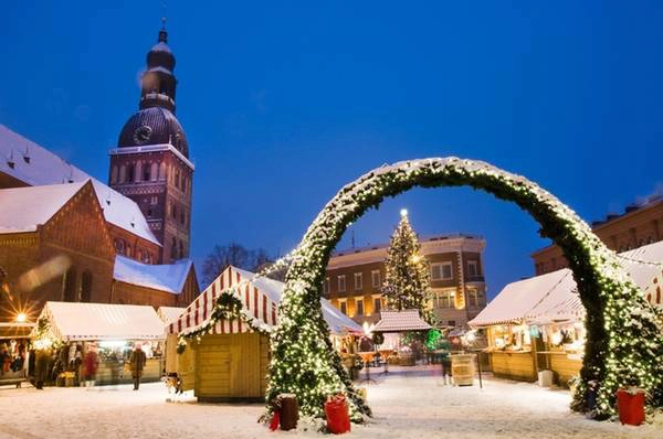 Riga, Latvia: Cây thông Giáng sinh đầu tiên được dựng lên vào năm 1510 tại đây. Ở Riga có rất nhiều khu chợ Giáng sinh với những mặt hàng bán chạy như đồ lông cừu, trang sức bằng hổ phách, đồ chơi bằng gỗ, rượu vang, hạnh nhân nướng, bánh gừng tráng sữa... v