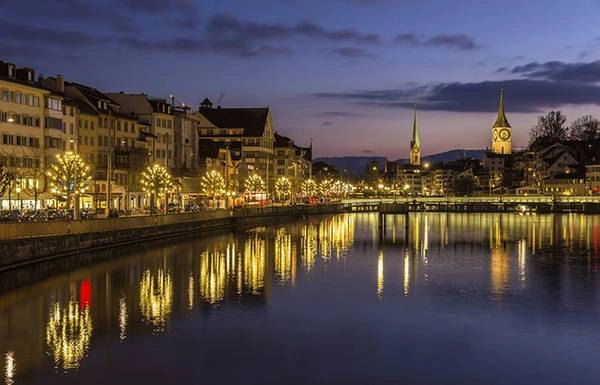 Zurich, Thụy Sĩ: Những bài ca Giáng sinh ngọt ngào, hương vị của quế, rượu vang và vô vàn điều thú vị khác tạo nên một kỳ nghỉ đáng yêu ở thành phố Zurich. Tại đây, bạn có thể ngắm nhìn khung cảnh trẻ em thả nổi hàng trăm chiếc thuyền lênh đênh trên sông Limmart. Zurich, Thụy Sĩ: Những bài ca Giáng sinh ngọt ngào, hương vị của quế, rượu vang và vô vàn điều thú vị khác tạo nên một kỳ nghỉ đáng yêu ở thành phố Zurich. Tại đây, bạn có thể ngắm nhìn khung cảnh trẻ em thả nổi hàng trăm chiếc thuyền lênh đênh trên sông Limmart.